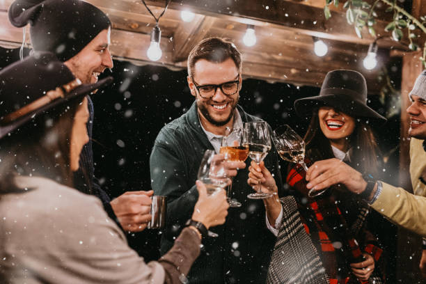 gen z feiert weihnachten - winter beverage stock-fotos und bilder