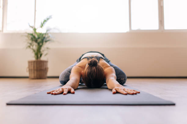 fitness kobieta pracuje na macie jogi - stretching yoga exercise mat women zdjęcia i obrazy z banku zdjęć