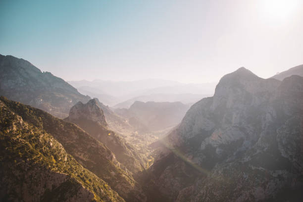 valle estrecho en picos de europa, españa - asturiana fotografías e imágenes de stock