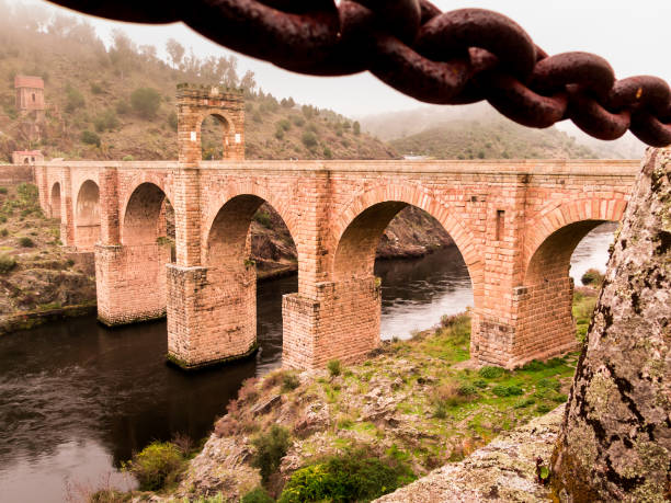 ponte romana de alcantara - fog old stone bridge - fotografias e filmes do acervo