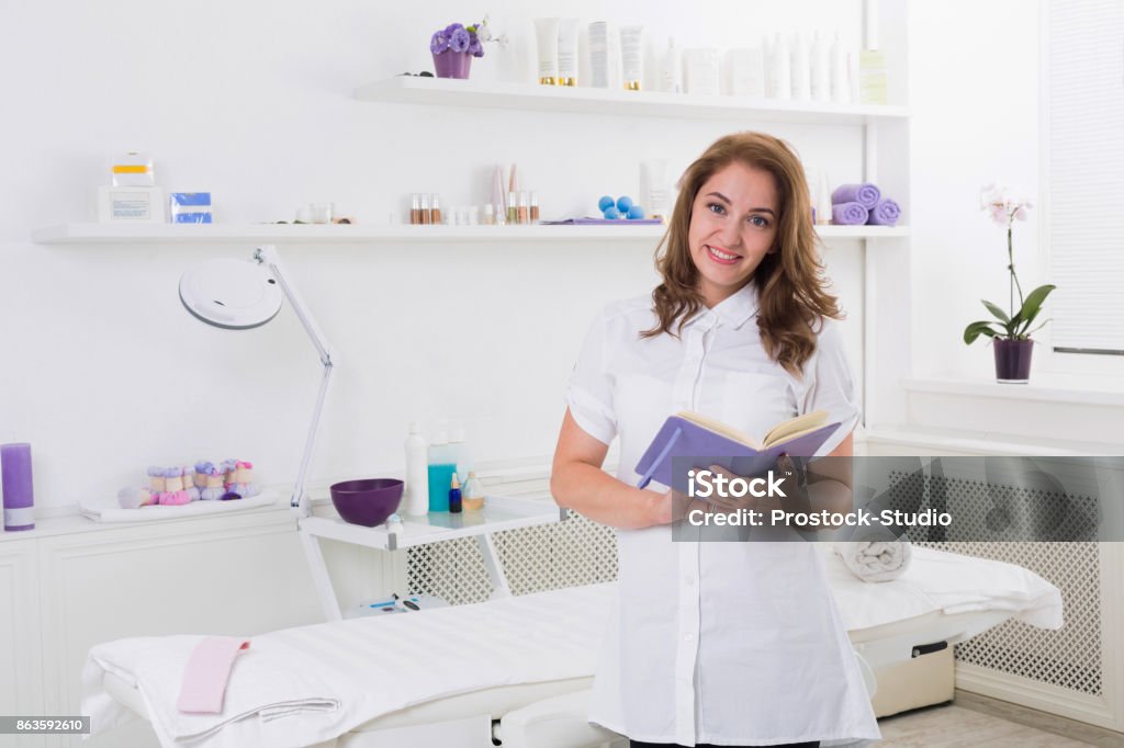 Kosmetikerin Ärztin bei der Arbeit im Spa-center - Lizenzfrei Kosmetik-Beratung Stock-Foto