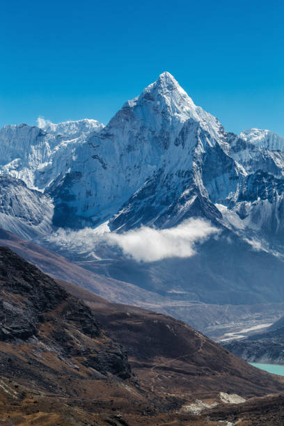 snowy mountains of the himalayas - kala pattar imagens e fotografias de stock