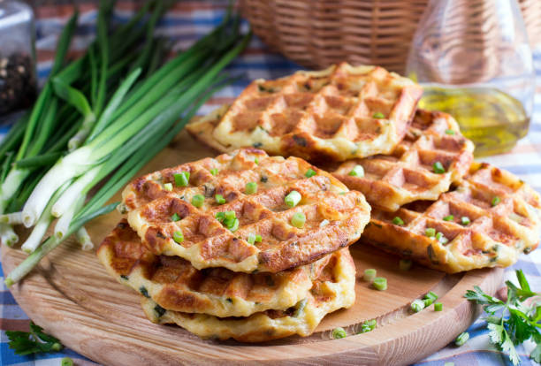 waffles de batata doce assada - waffle sausage breakfast food - fotografias e filmes do acervo