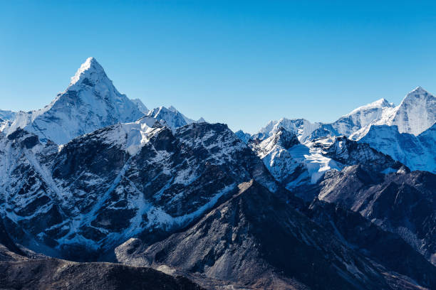 montanhas nevadas do himalaia - kala pattar - fotografias e filmes do acervo
