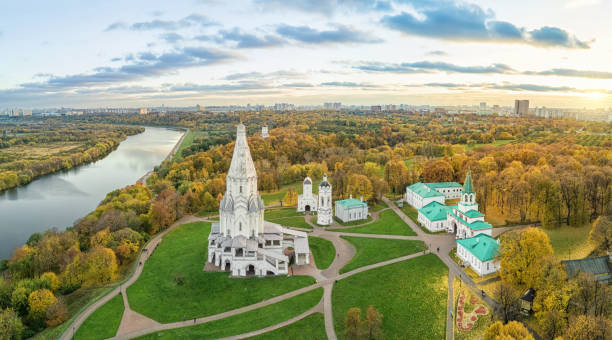 秋、モスクワ、ロシアの kolomenskoe 公園の教会 - kolomenskoye ストックフォトと画像