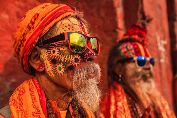 sadhu - santi indiani seduti nel tempio - casita foto e immagini stock