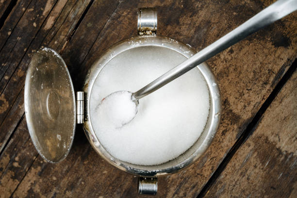 gros plan macro d’un bol de sucre sur la vieille table en bois, vu d’en haut - sucre semoule photos et images de collection