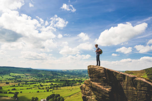 teenager steht am rand im peak district - nationalpark peak district stock-fotos und bilder