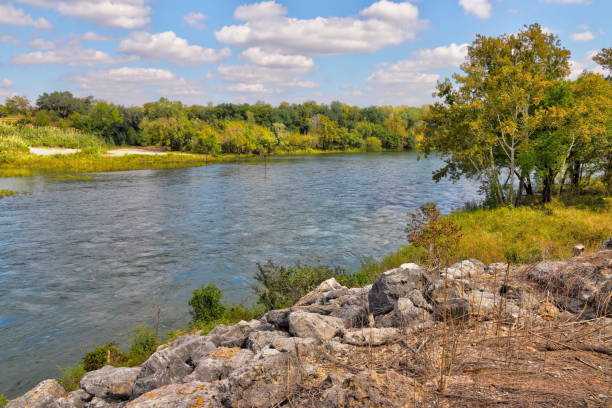 brazos river, waco texas - waco foto e immagini stock