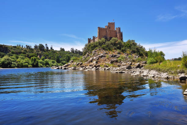 castello medievale di almourol a ribatejo, portogallo - almourol foto e immagini stock
