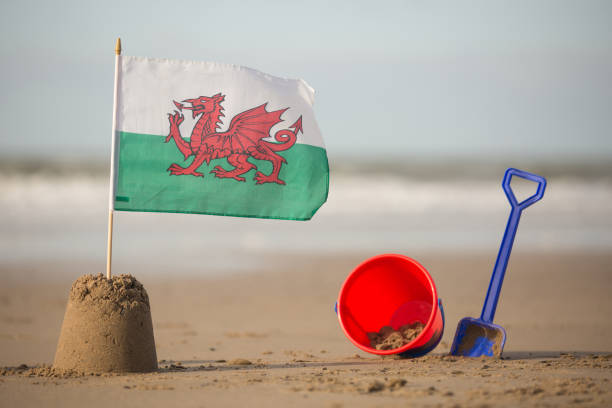 bandera de gales en un castillo de arena con cubo y pala - welsh flag flag welsh culture all european flags fotografías e imágenes de stock