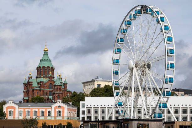 catedral de uspenski y la skywheel - helsinki - finlandia - catedral de uspenski helsinki fotografías e imágenes de stock