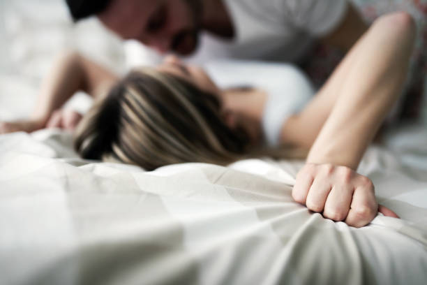 jeune couple attrayant vu temps romantique dans son lit - sensuality sexual activity desire touching photos et images de collection