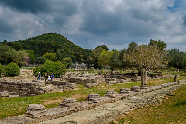 site archéologique d’olympie. le stade a été le lieu des événements sportifs aux jeux olympiques antiques. - olympic torch photos et images de collection