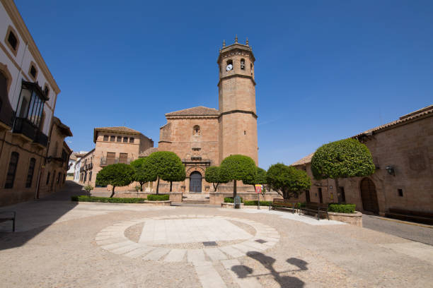 praça principal na cidade velha de banos de la encina - spain tower town square andalusia - fotografias e filmes do acervo