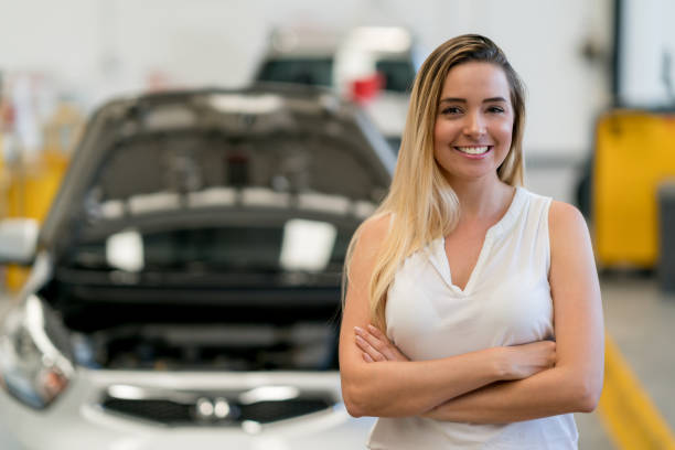istock Woman taking her broken car to the mechanic 863753214