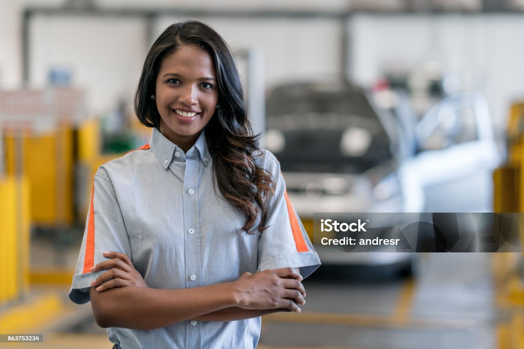 slaap wedstrijd Verder Female Mechanic Working At An Auto Repair Shop Stock Photo - Download Image  Now - Women, One Woman Only, Auto Mechanic - iStock