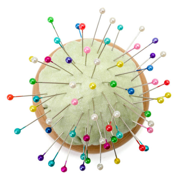 pelote à épingles avec des épingles colorées - pin head photos et images de collection