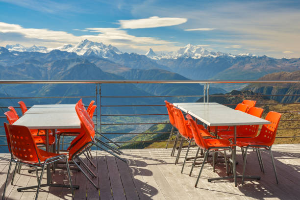 マッターホルンの景色を空のレストラン - mountain landscape rock european alps ストックフォトと画像