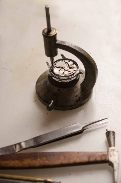 時計職人のツールは、白で隔離: ハンマー、ピンセット、ドライバー、potance - watch maker work tool watch equipment ストックフォトと画像