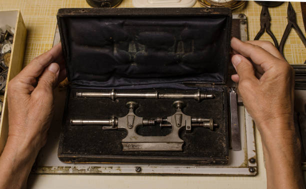 古い時計のツール: ボックス時計旋盤 - watch maker work tool watch equipment ストックフォトと画像