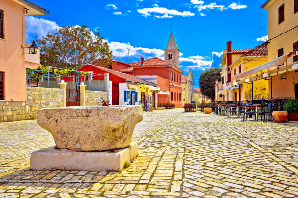 architecture colorée de la ville historique de nin, région de la dalmatie croatie - city of zadar photos et images de collection
