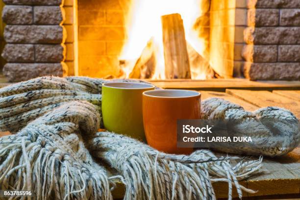紅茶かコーヒーマグカップ居心地の良い暖炉のそばのウールのもの - 冬のストックフォトや画像を多数ご用意 - 冬, 暖炉, バケーション