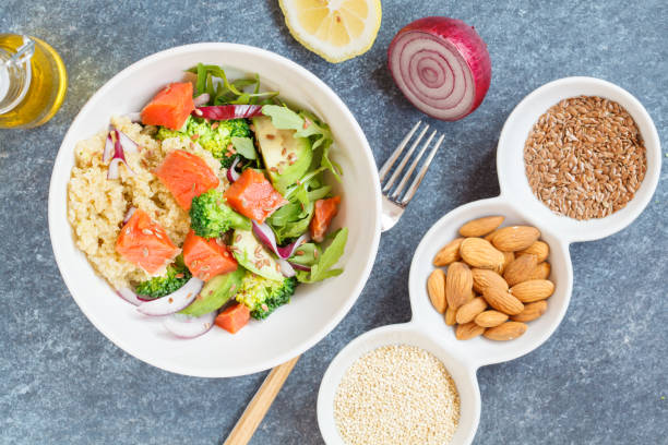Ensalada de quinoa con salmón Ensalada de quinoa con salmón