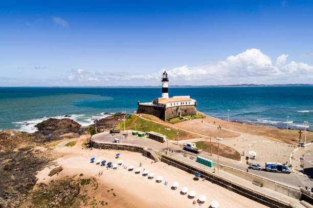 vue aérienne de la plage de barra à salvador, bahia, au brésil - direction sea lighthouse landscape photos et images de collection