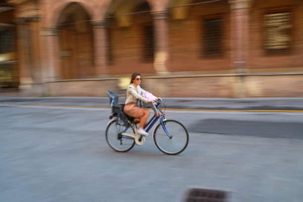 Bycycle nei vicoli della città - foto stock