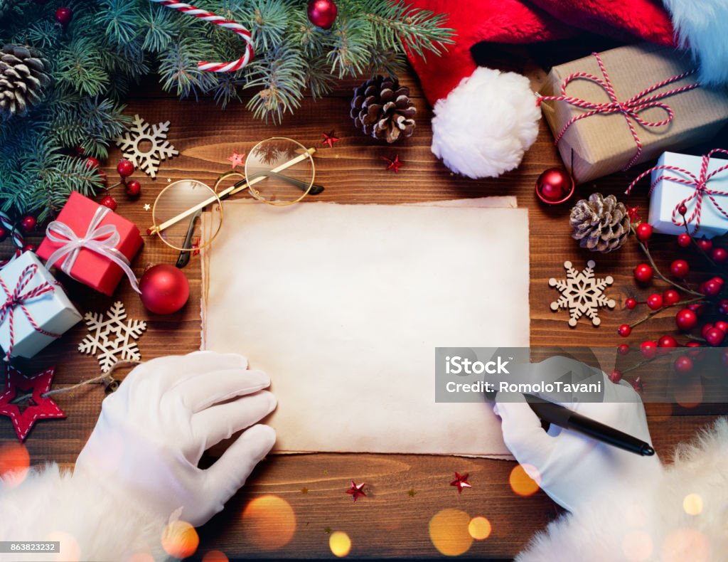 Santa Claus escritorio con carta y regalo de Navidad - Foto de stock de Papá Noel libre de derechos
