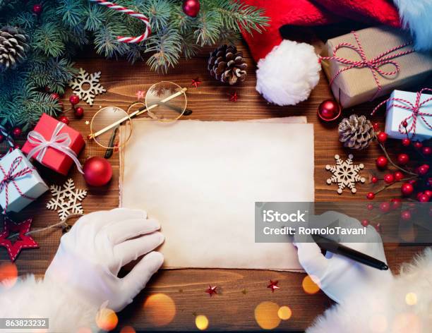 Santa Claus Escritorio Con Carta Y Regalo De Navidad Foto de stock y más banco de imágenes de Papá Noel