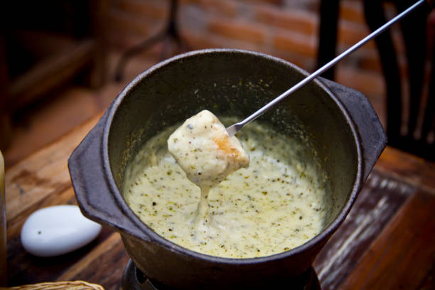 hierbas fondue y vino blanco - mexican pots fotografías e imágenes de stock