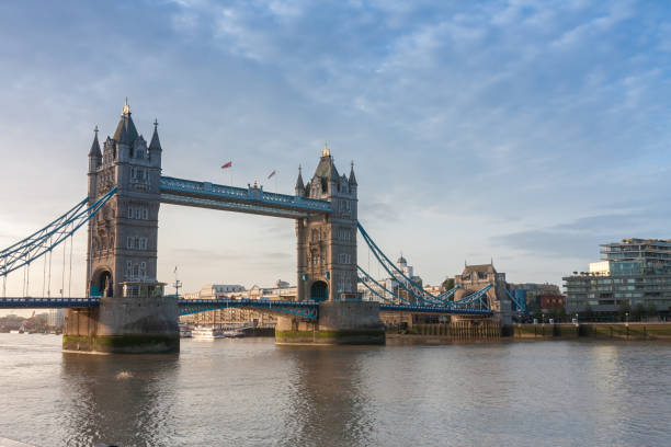 tower bridge dans la matinée, londres, angleterre - london england sunlight morning tower bridge photos et images de collection