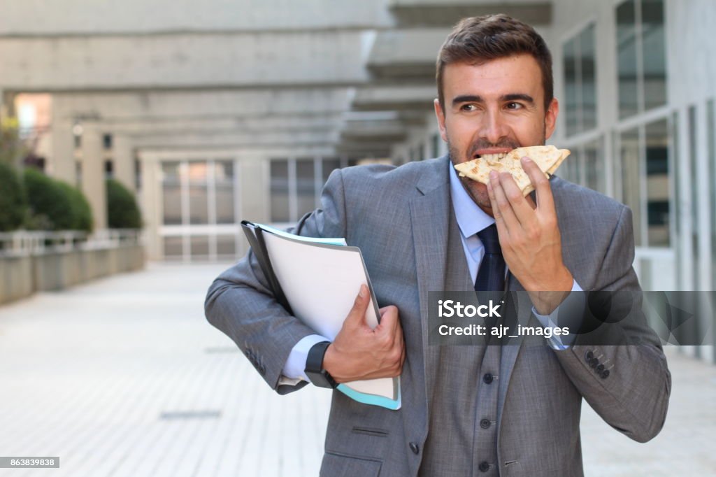 Kaufmann Essen einen Sandwich auf dem Sprung - Lizenzfrei Essen - Mund benutzen Stock-Foto