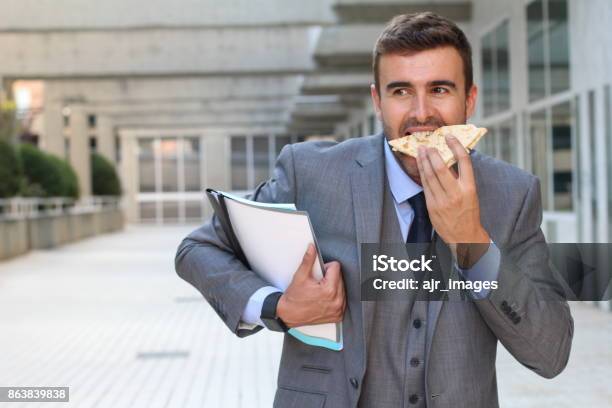 Kaufmann Essen Einen Sandwich Auf Dem Sprung Stockfoto und mehr Bilder von Essen - Mund benutzen - Essen - Mund benutzen, Geschwindigkeit, Frühstück