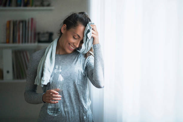 mädchen, das es heute zerkleinert - women sweat healthy lifestyle exercising stock-fotos und bilder