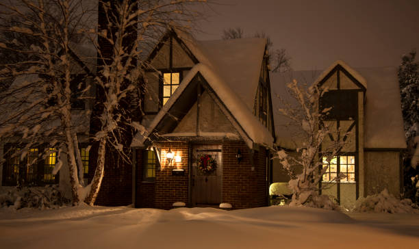 casa nella neve di notte - house of tudor foto e immagini stock