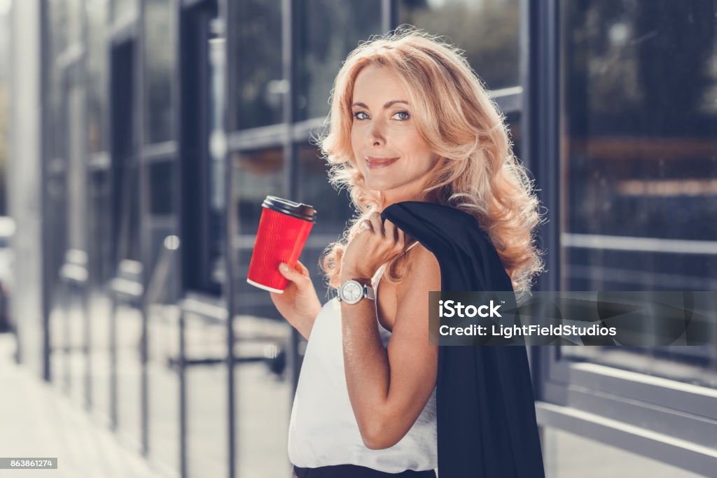 empresaria con la taza de papel - Foto de stock de Mujeres maduras libre de derechos