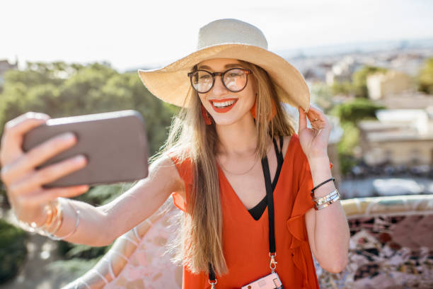 istock Woman traveling in Barcelona 863863640