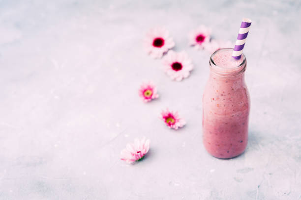 bottiglie di frullato di lampone - healthy lifestyle cranberry healthy eating milk shake foto e immagini stock