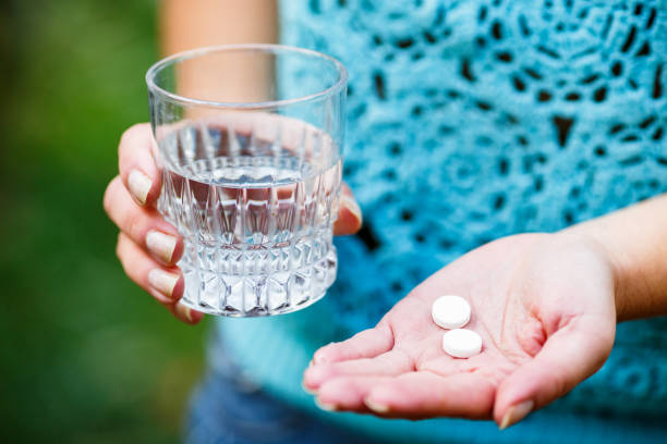 istock Girl holds the Medicinal pills 863886746