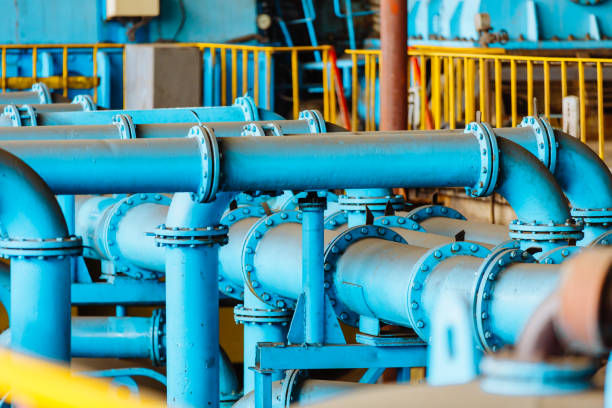 трубопроводы и оборудование в комбинированной электростанции цикла с металлическим тоном - pipe power station valve water стоковые фото и изображения