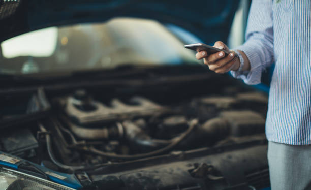 istock Woman texting at repair shop 863924978