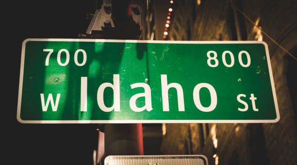 istock Street Sign at an Intersection 863932636