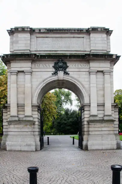 Photo of Arch at the entrance of St-Stephen's green public park in Dublin