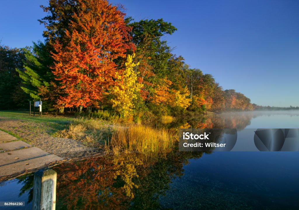 Reflexiones De Otoño Marga Lago Foto de stock y más banco de imágenes de  Condado de Roscommon - Condado de Roscommon, Michigan, Agua - iStock