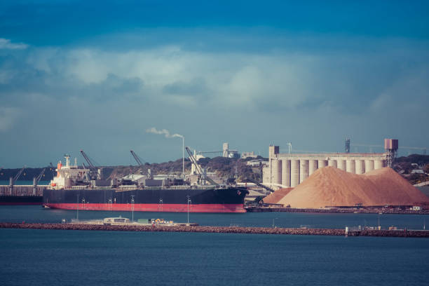 barco de carga comercial en el puerto de mar industrial - transoceanic fotografías e imágenes de stock
