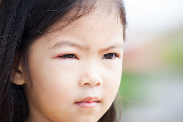 agrandi d’oeil girl enfant asiatique se gonflent de virus de bactéries - conjunctivitis sore eyes child human eye photos et images de collection