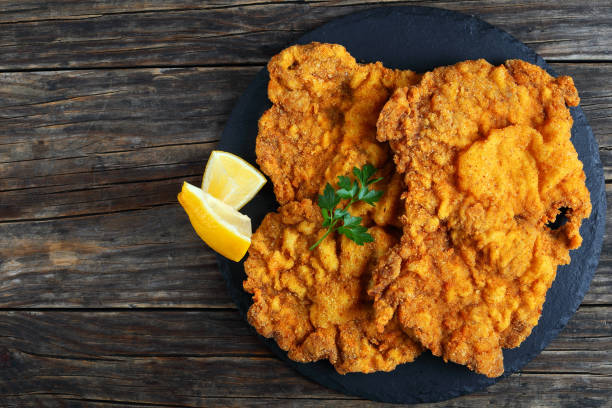 wiener schnitzel on blacck stone plate - golden algae imagens e fotografias de stock